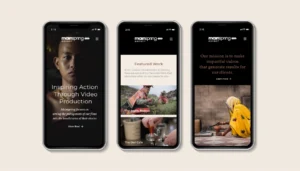 Trois téléphones montrant des exemples du site web de l'Agence Mainspring.