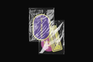 Autocollant Kickback conçu dans un boîtier en plastique transparent.